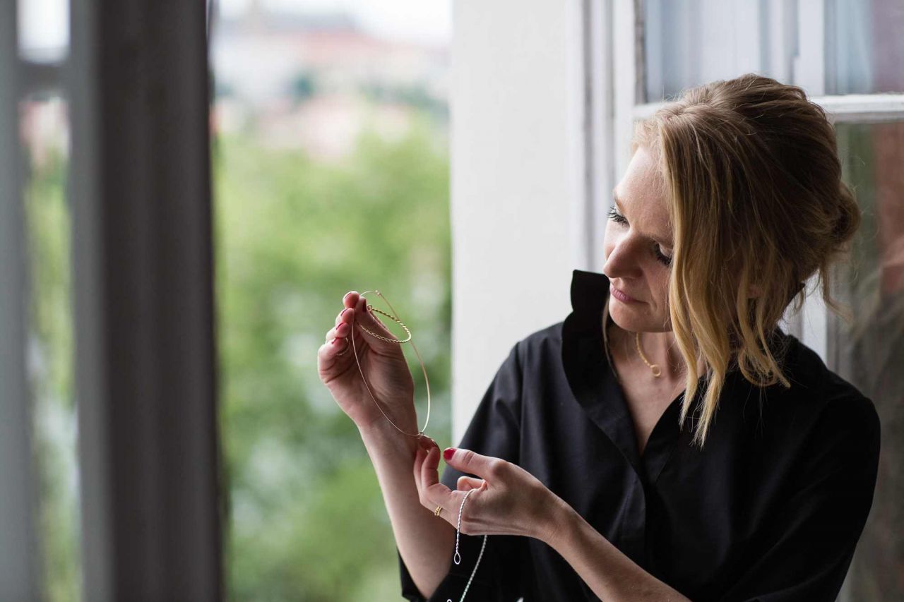 Anna Marešová navrhla pro značku designových šperků MOOYYY kolekci inspirovanou šampaňským
