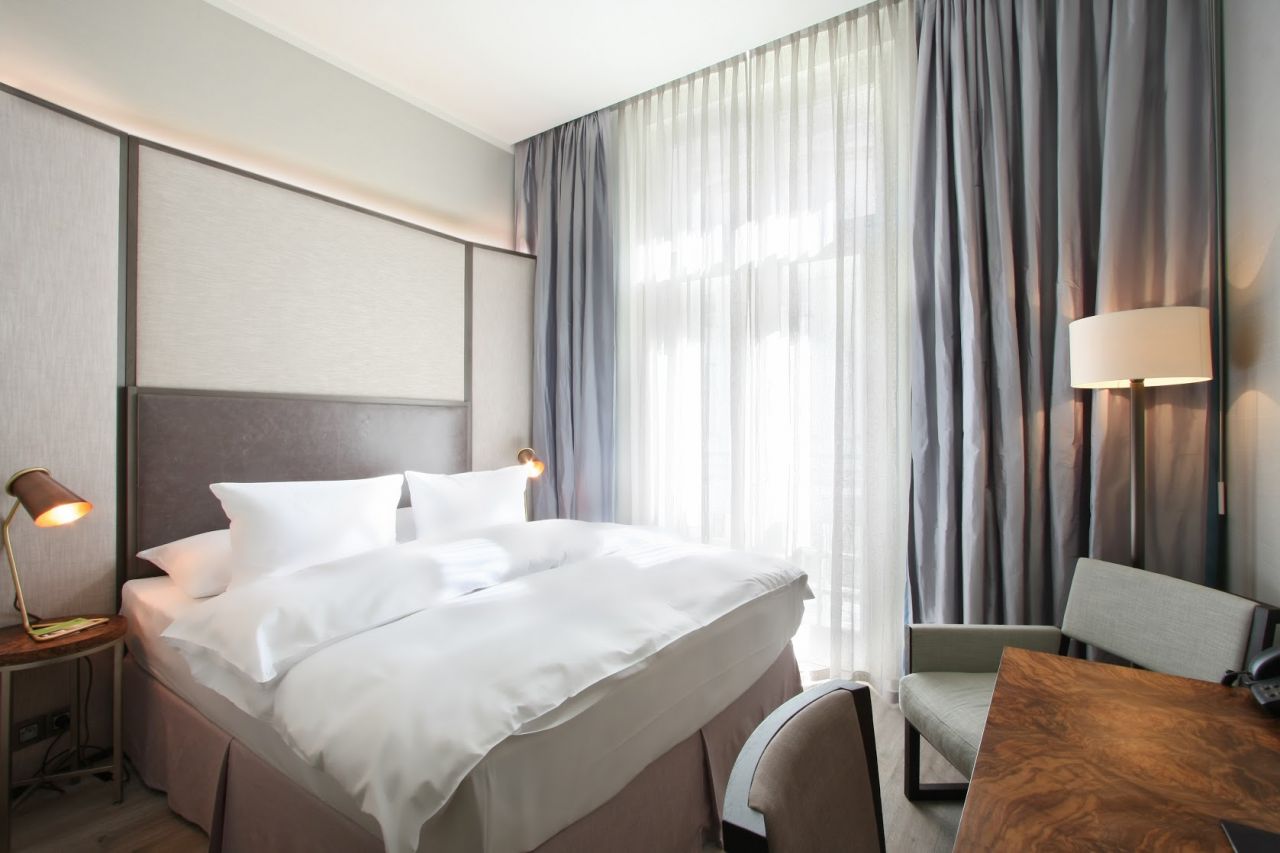 Luxusní kancelář, a ještě i s postelí? Nabídka THE EMBLEM HOTEL PRAGUE je skutečně velkorysá!