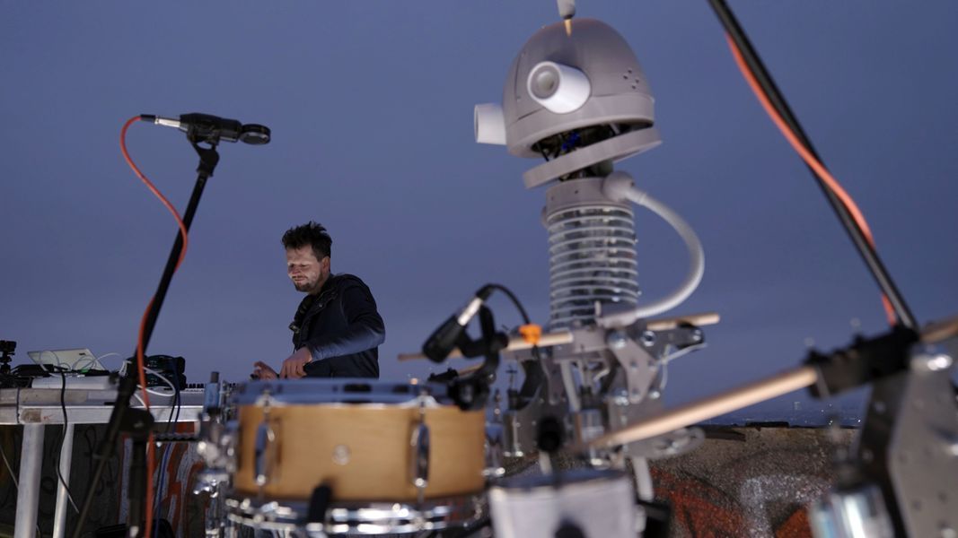 Floex s robotickým bubeníkem Josefem rozezněl Strahovský stadion. Startuje nová série hudebních videí Hotspot