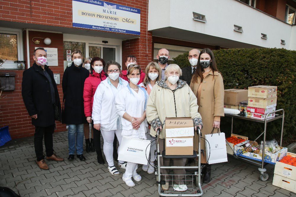 Kateřina Zemanová během dvou dnů předala stovky roušek, desinfekci, krémy a vitamíny