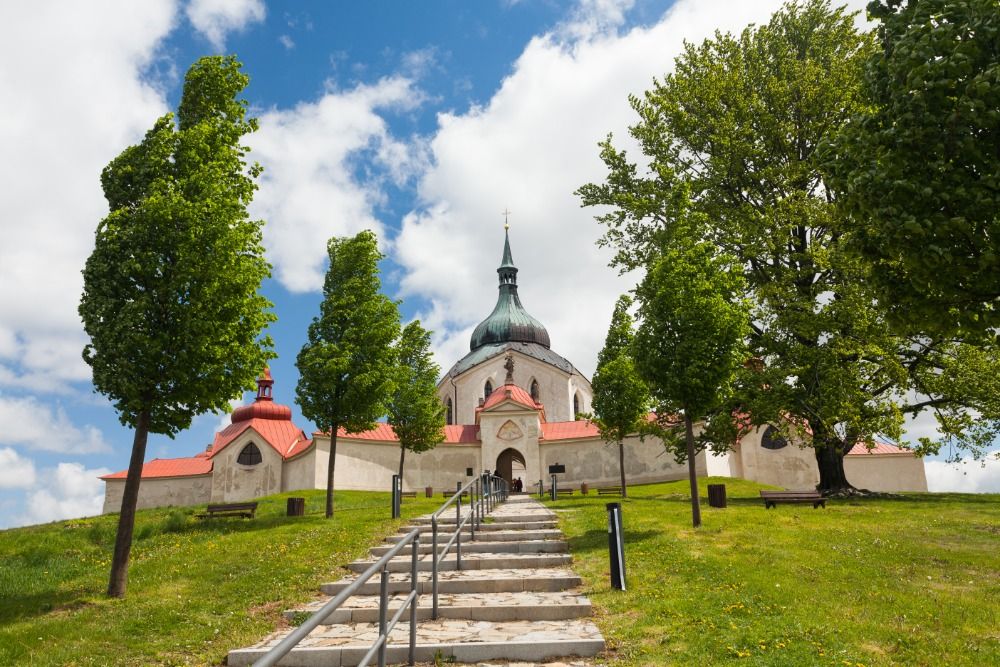 Příběhy žďárského zámku a jeho okolí se vám otevírají. Nevadí, že je zavřeno.