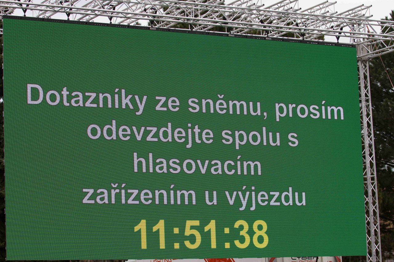 13716