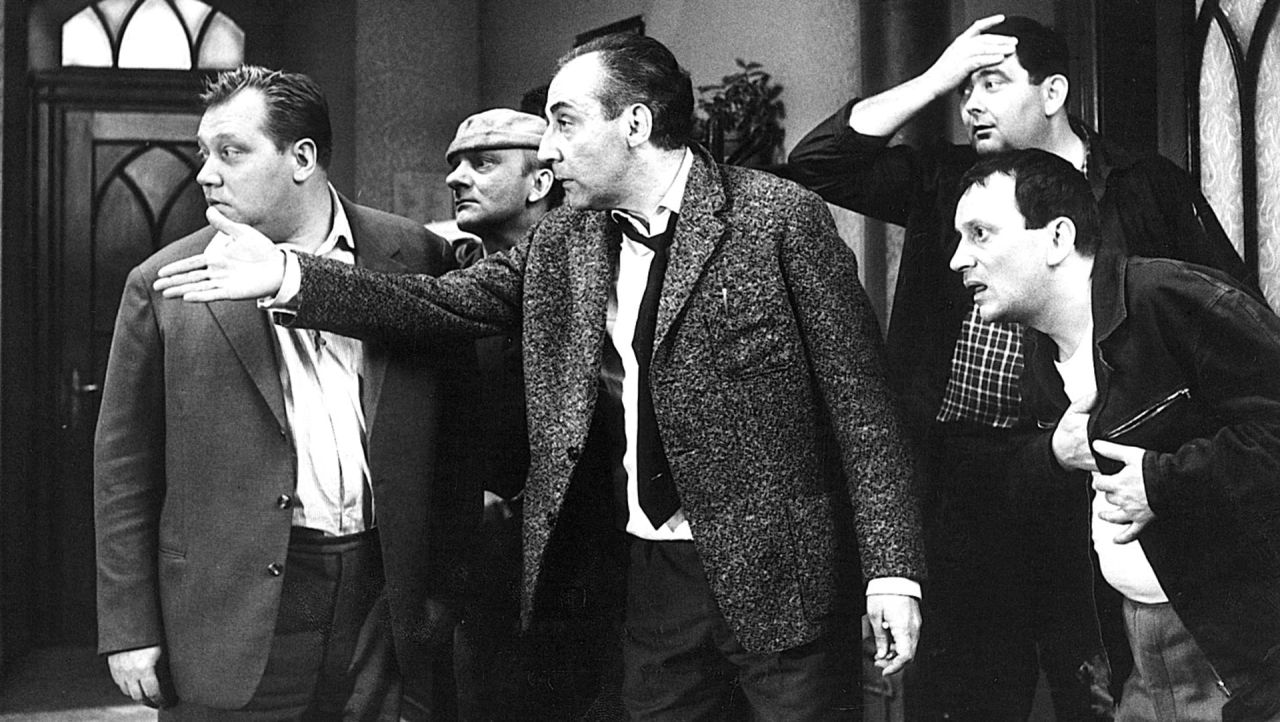 legendarni-film-bila-pani-je-cernobily-ale-barvity-a-chytre-napsany-rezirovany-i-zahrany
