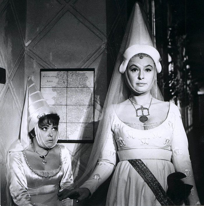 legendarni-film-bila-pani-je-cernobily-ale-barvity-a-chytre-napsany-rezirovany-i-zahrany