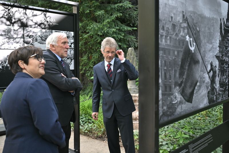 vystrcil-zahajil-ve-valdstejnske-zahrade-fotografickou-vystavu-ctk-valecne-okamziky