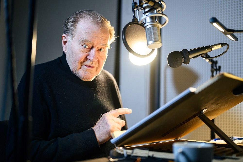 zaposlouchejte-se-do-audio-novinky-nad-propasti-ktera-nas-zavede-do-povalecne-prahy