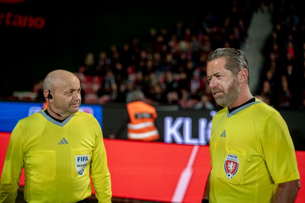 nova-komedie-petra-kolecka-kouzlo-derby-jiri-langmajer-skoncil-v-nemocnici