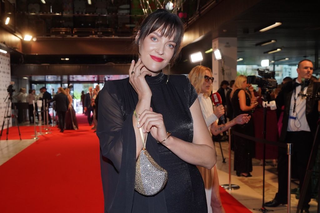 zahajeni-festivalu-v-karlovych-varech-ma-svuj-styl-diamanty-couture-a-elegance-nejen-na-cervenem-koberci