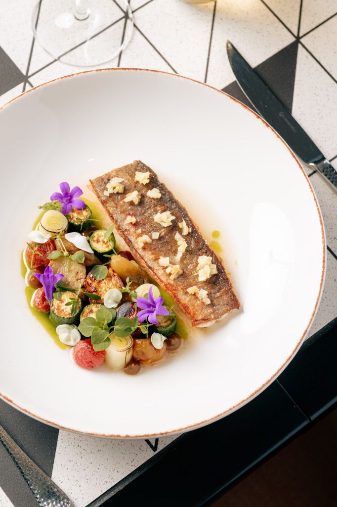 letni-menu-restaurace-the-artisan-zve-na-cestu-plnou-chuti-vuni-a-sezonnich-inspiraci