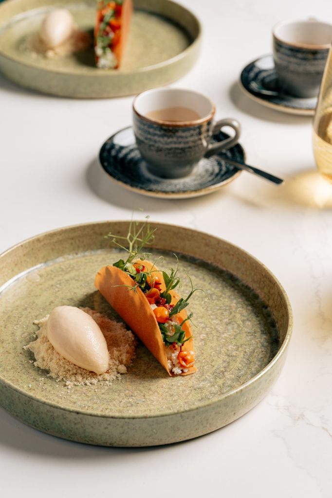 letni-menu-restaurace-the-artisan-zve-na-cestu-plnou-chuti-vuni-a-sezonnich-inspiraci