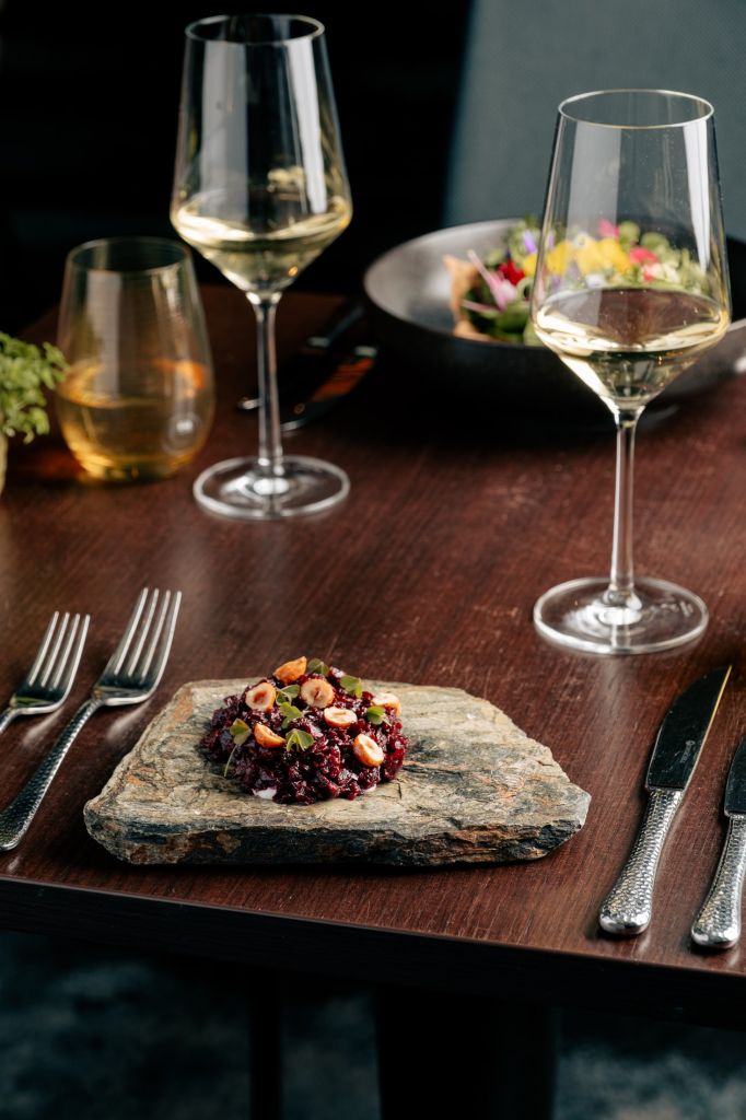 letni-menu-restaurace-the-artisan-zve-na-cestu-plnou-chuti-vuni-a-sezonnich-inspiraci