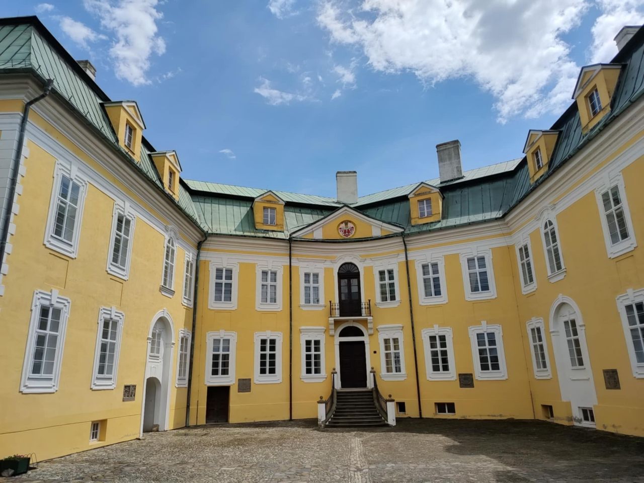 zamek-v-bilovci-je-vskutku-obrovsky-a-docela-neklidny-rika-rosana-de-montfort