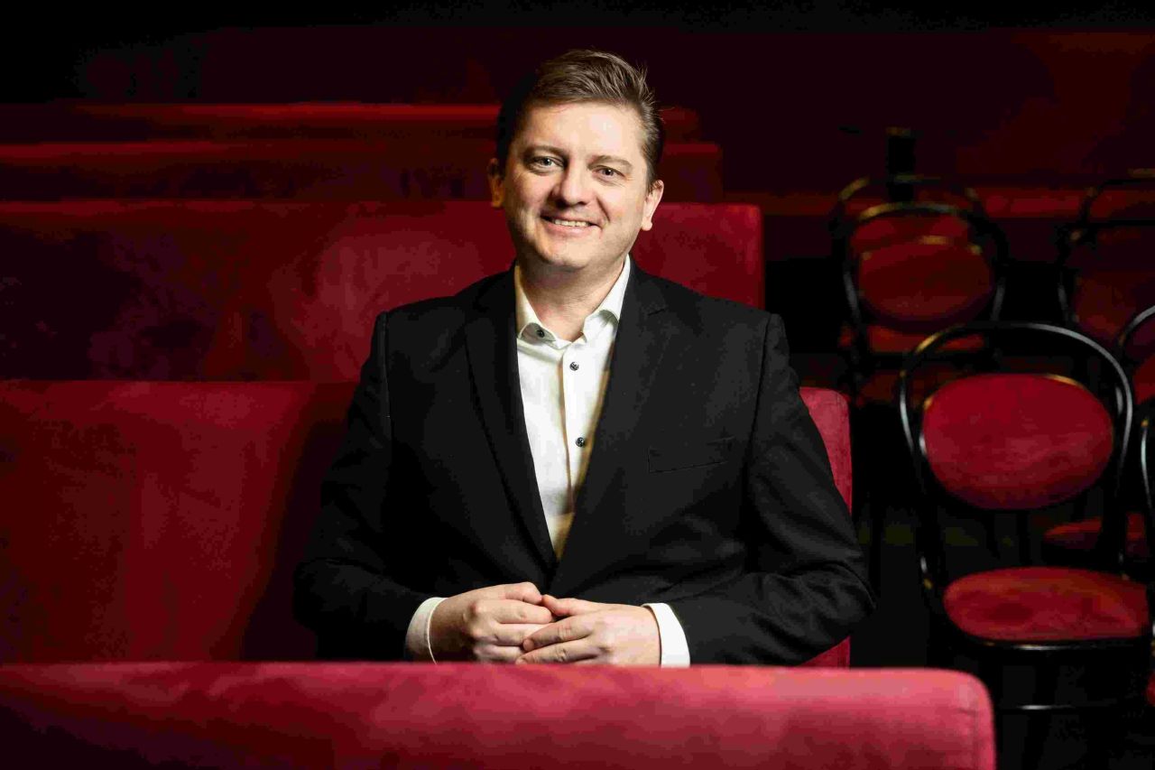 kabaret-viola-navazuje-na-tradici-kabaretu-prvni-republiky-laka-na-zivou-hudbu-a-herecke-osobnosti
