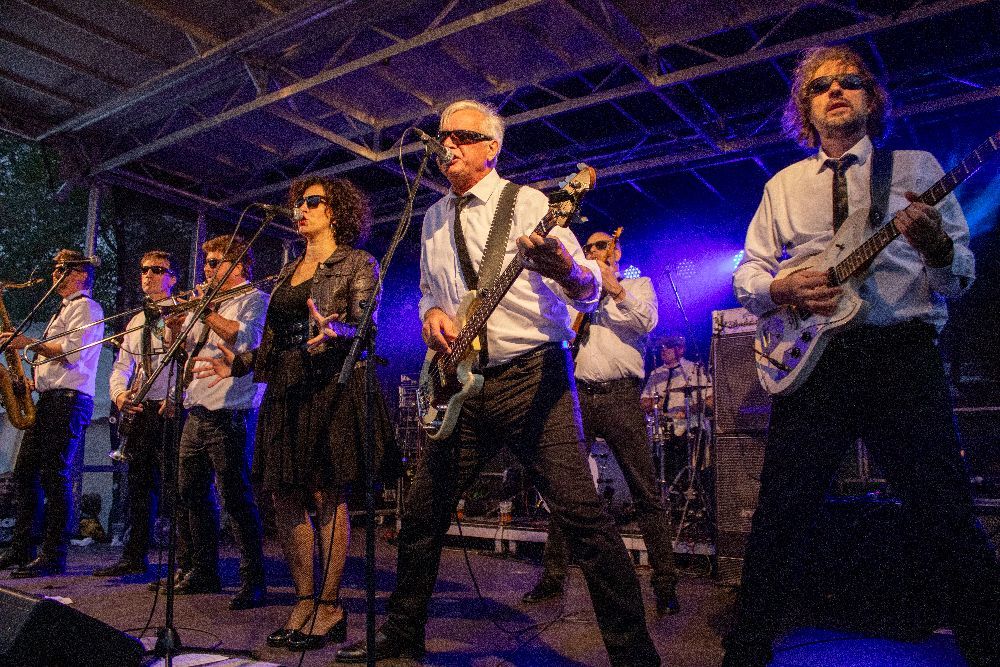 karel-sucha-v-prazskem-kine-pritomnost-oslavi-laura-a-jeji-tygri-sve-poceti