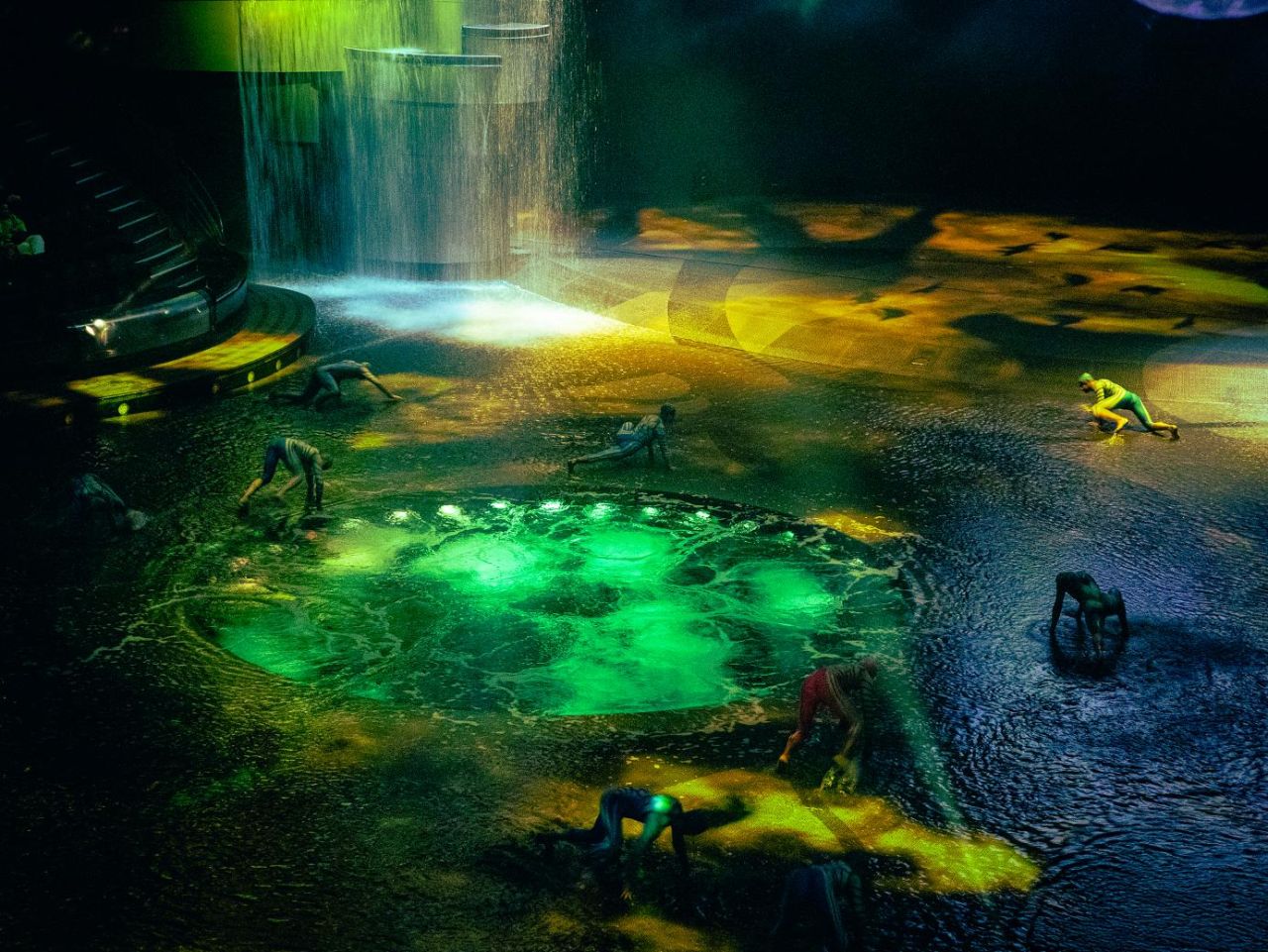 kaskaderske-vykony-a-iluze-beztize-svetova-show-la-perle-ozivi-zimni-dubaj