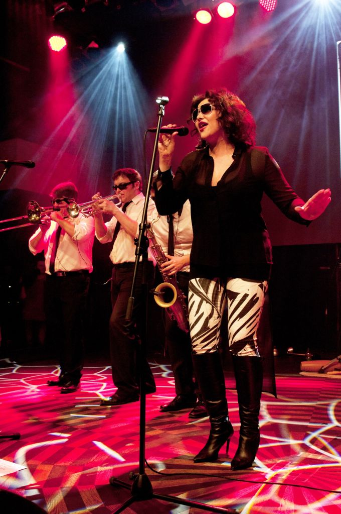 ilona-csakova-si-odskoci-ke-svym-tygrum-pokrtit-nove-album