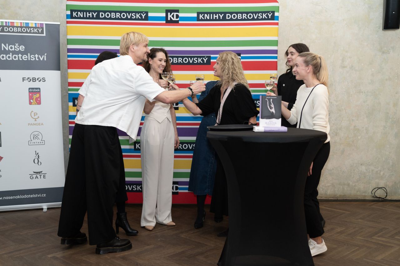 nikola-marova-prilakala-hvezdy-na-krest-sve-knihy