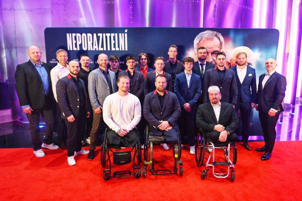 hollywoodska-hvezda-til-schweiger-prijel-do-prahy-na-premieru-filmu-neporazitelni