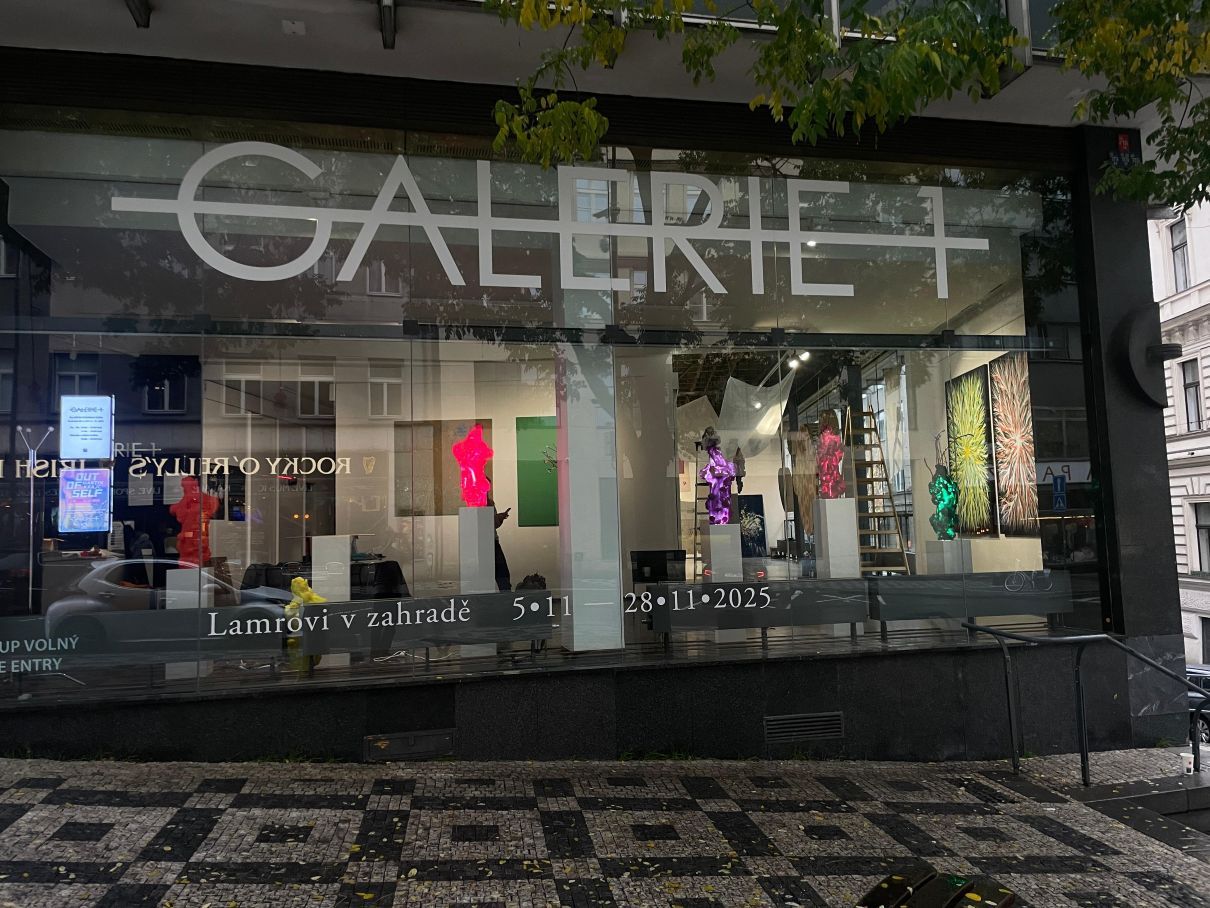 hanus-zlatka-a-jan-lamrovi-se-sesli-na-vystave-lamrovi-v-zahrade-v-galerii-1-v-praze
