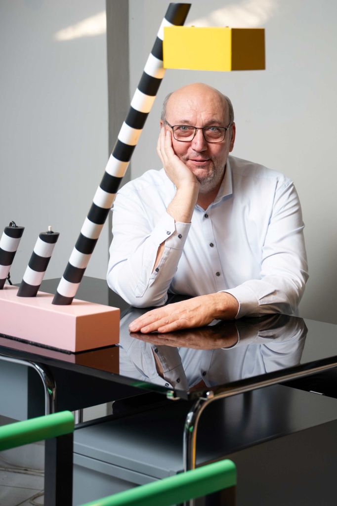 sbiral-ho-bowie-i-lagerfeld-kultovni-design-skupiny-memphis-se-ted-bude-drazit-v-arthouse-hejtmanek