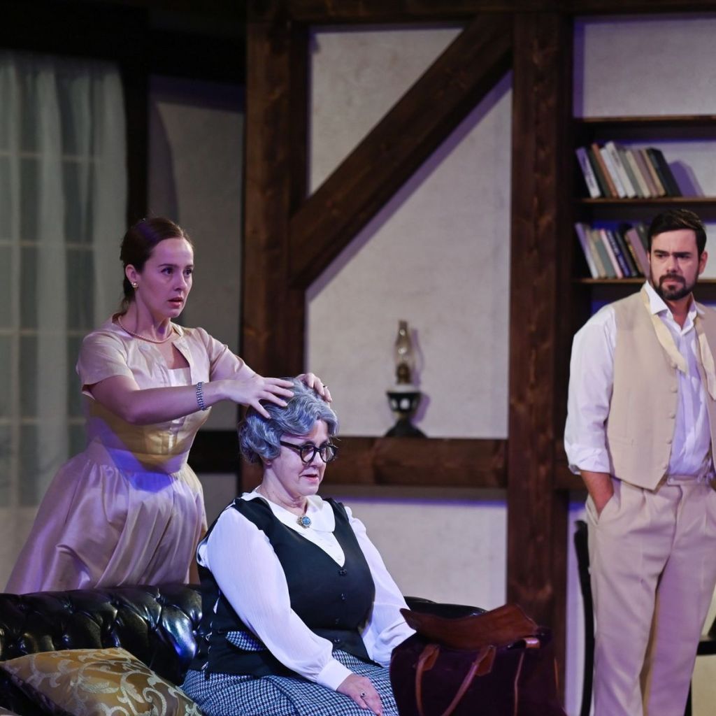 laska-mezi-nebem-a-zemi-je-v-moravskem-divadle-olomouc-brilantni-ducharska-komedie