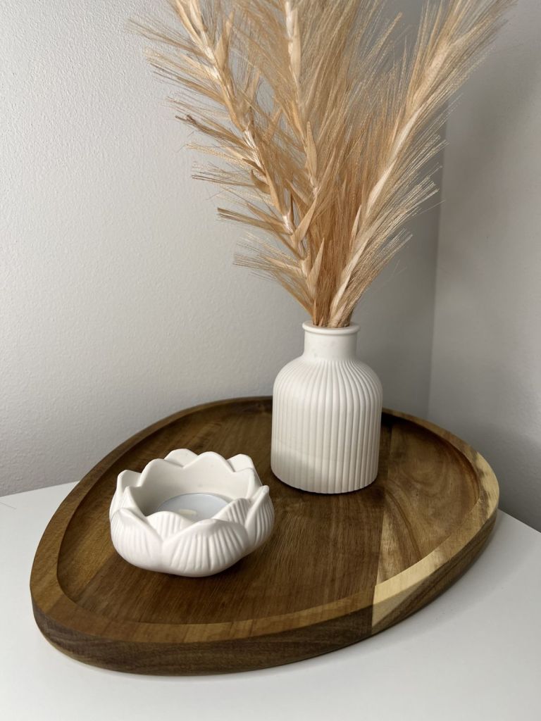 jesmonite-ekologicky-material-ktery-zari-v-barve-roku-2026-cloud-dancer