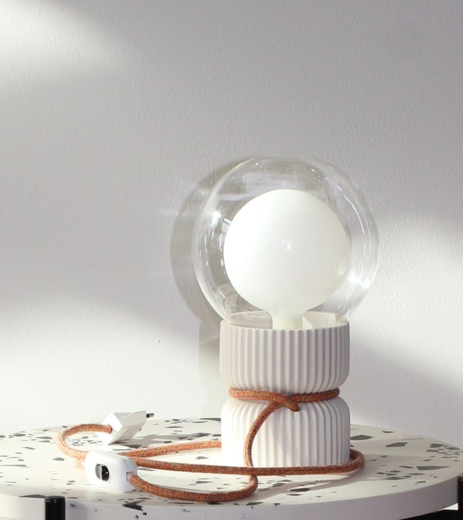 jesmonite-ekologicky-material-ktery-zari-v-barve-roku-2026-cloud-dancer