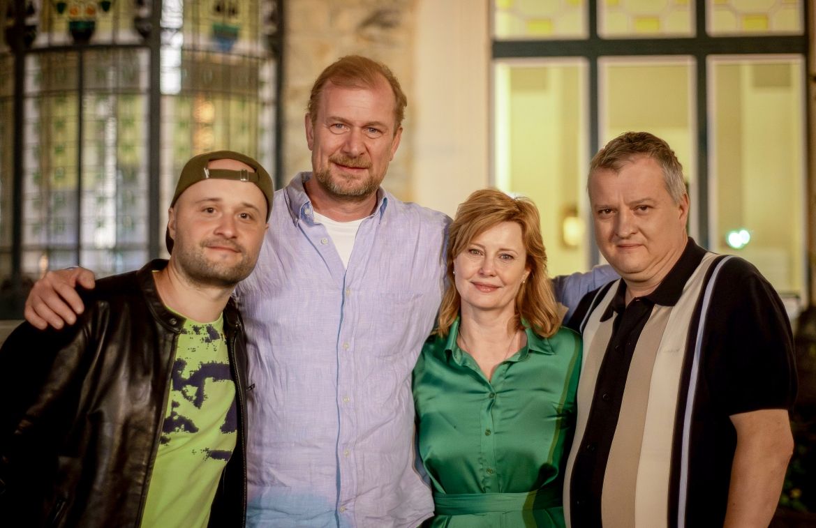 legendarni-zpevacka-nazpivala-k-nove-komedii-svihaci-duet-s-nejmladsim-interpretem-sve-kariery