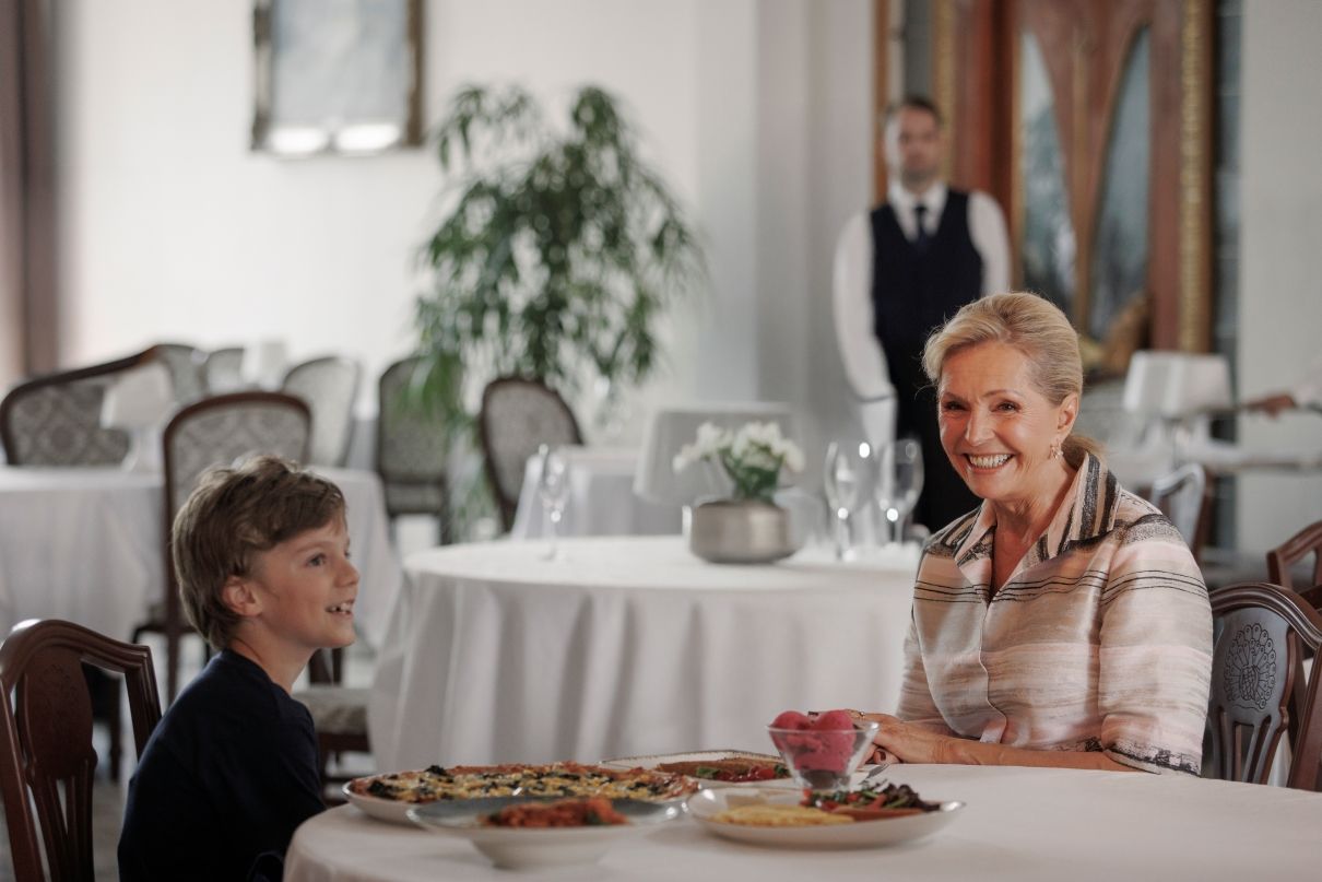 legendarni-zpevacka-nazpivala-k-nove-komedii-svihaci-duet-s-nejmladsim-interpretem-sve-kariery