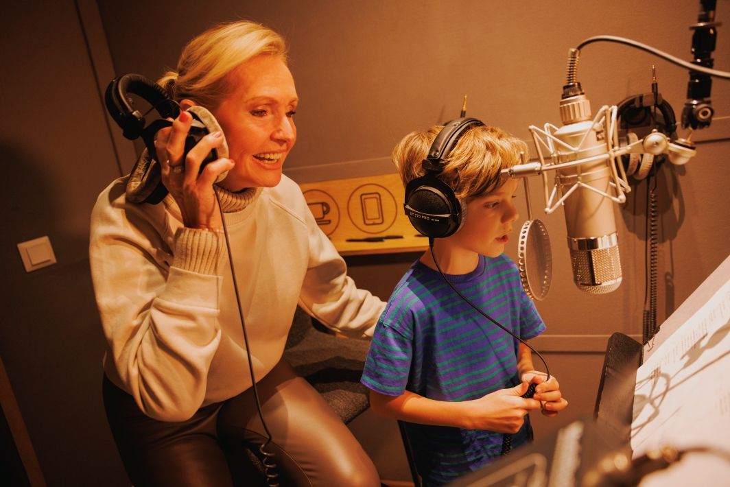 legendarni-zpevacka-nazpivala-k-nove-komedii-svihaci-duet-s-nejmladsim-interpretem-sve-kariery