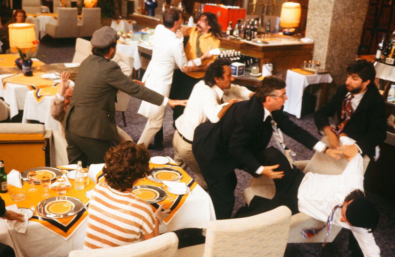 dedictvi-aneb-kurvahosigutntag-navrat-filmu-ktery-redefinoval-ceskou-porevolucni-komedii