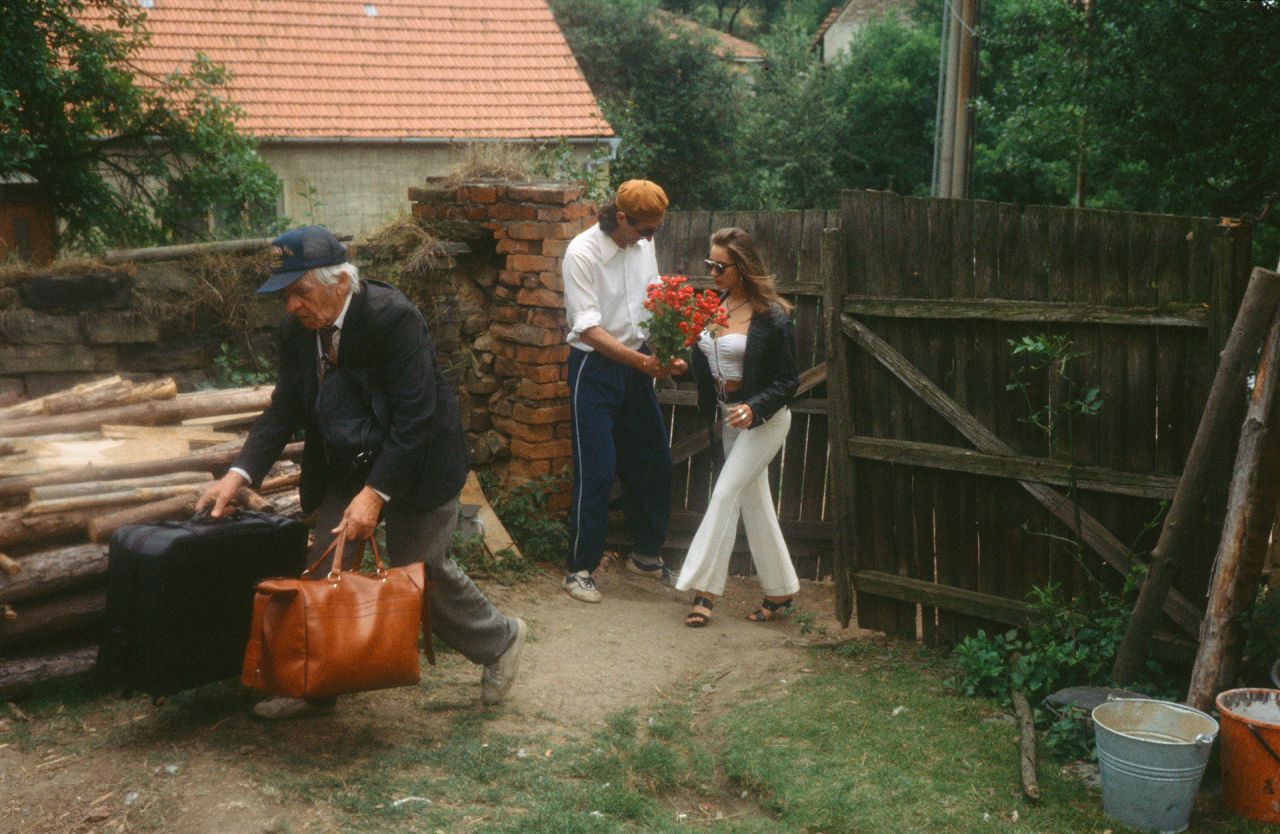 dedictvi-aneb-kurvahosigutntag-navrat-filmu-ktery-redefinoval-ceskou-porevolucni-komedii