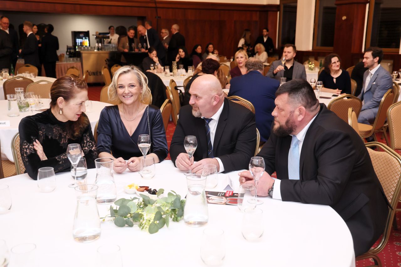 grand-hotel-international-ozil-diky-heidi-a-dobrovolnym-hasicum