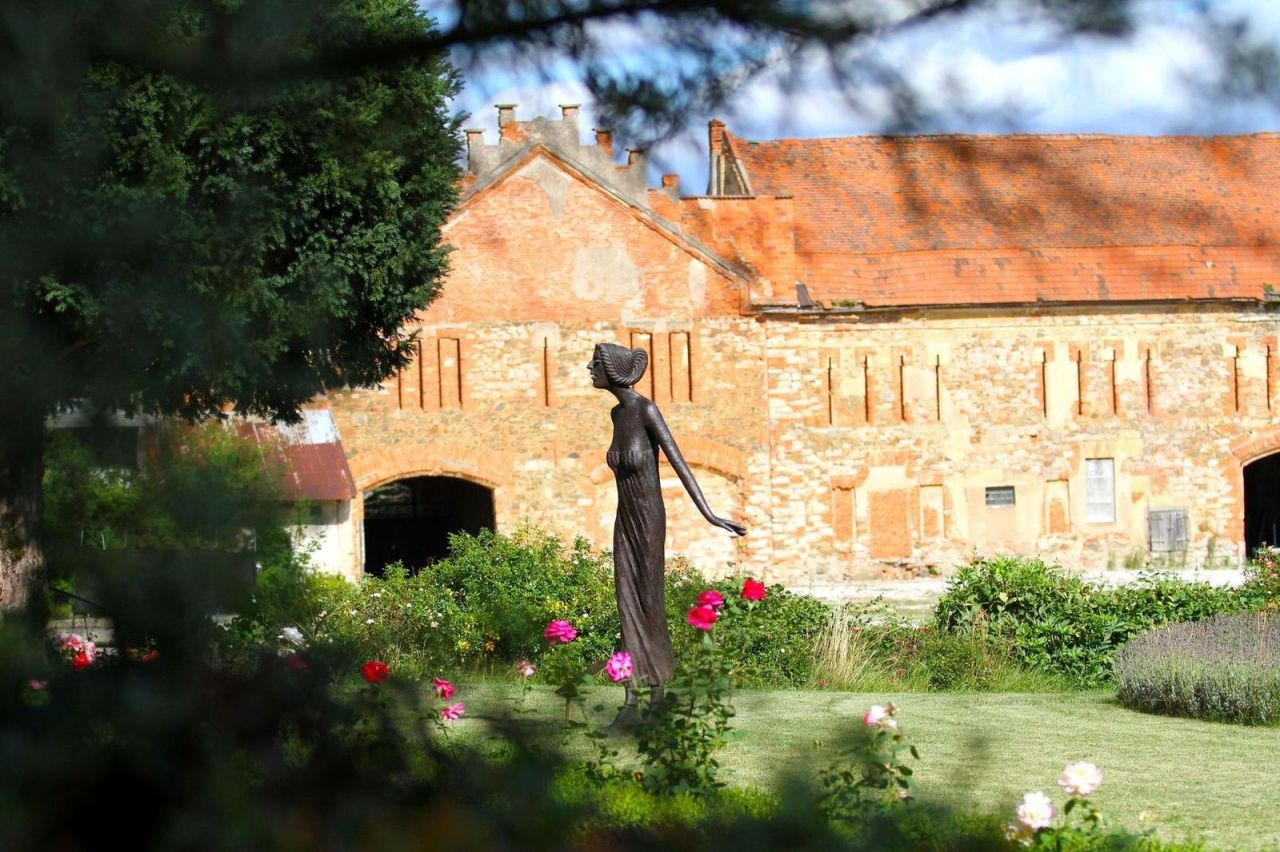 hvezdy-narodniho-divadla-ozivi-prodanou-nevestu-na-zamku-liten