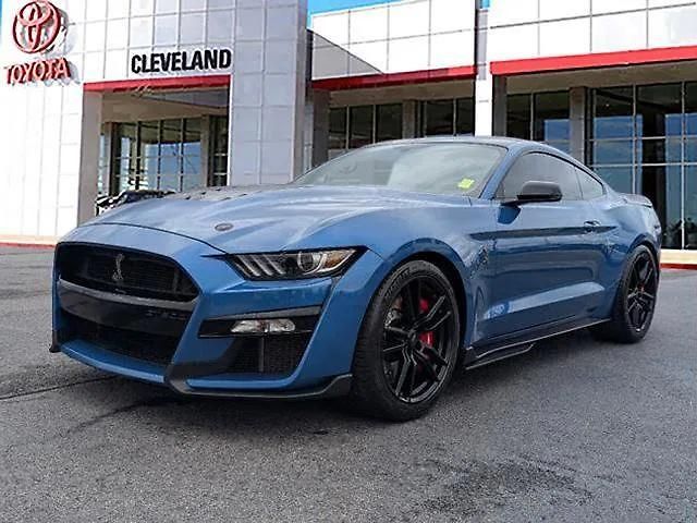 ze-stribrneho-platna-na-silnice-tipcars-pripomina-filmova-auta-na-ceskem-trhu