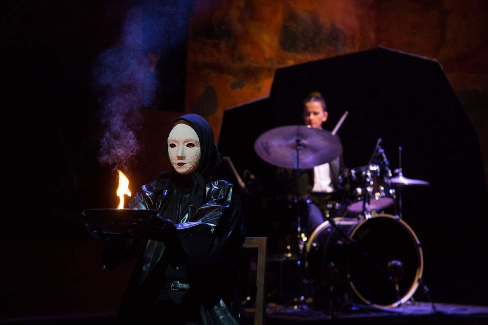 zlinska-inscenace-tise-busi-plostina-prokazuje-divadelni-invenci-a-interpretacni-celistvost