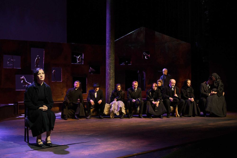 zlinska-inscenace-tise-busi-plostina-prokazuje-divadelni-invenci-a-interpretacni-celistvost