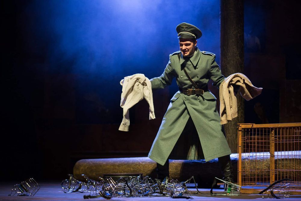 zlinska-inscenace-tise-busi-plostina-prokazuje-divadelni-invenci-a-interpretacni-celistvost