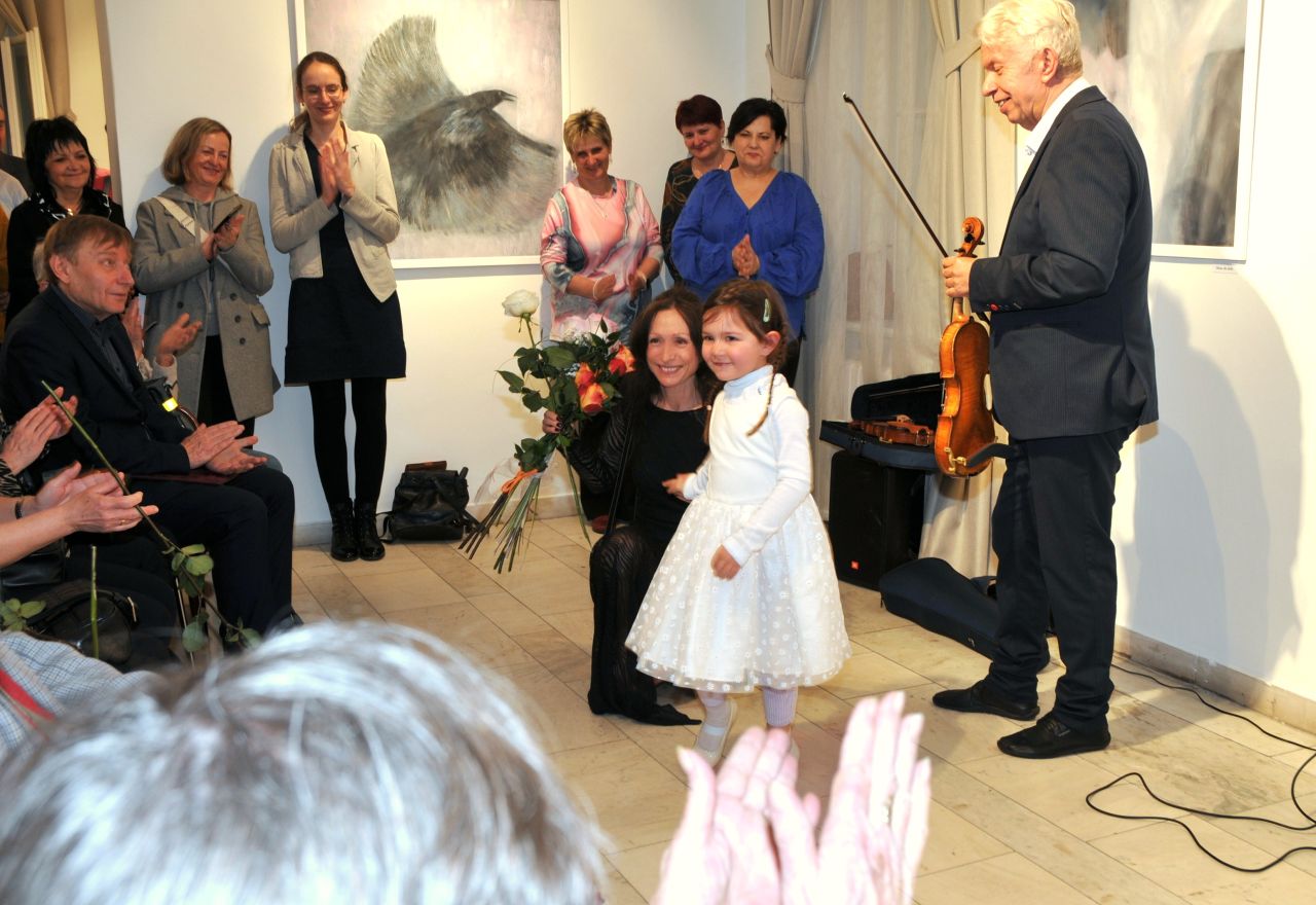 ticho-ktere-mluvi-pavlina-gardianova-uzavrela-v-suchardove-dome-vystavu-plnou-jemnosti-a-vnitrniho-svetla