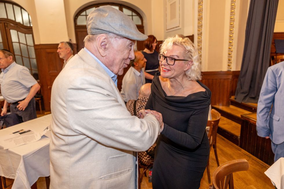 az-do-sto-dvaceti-let-kniha-jako-most-mezi-stoletim-bolesti-a-silou-preziti