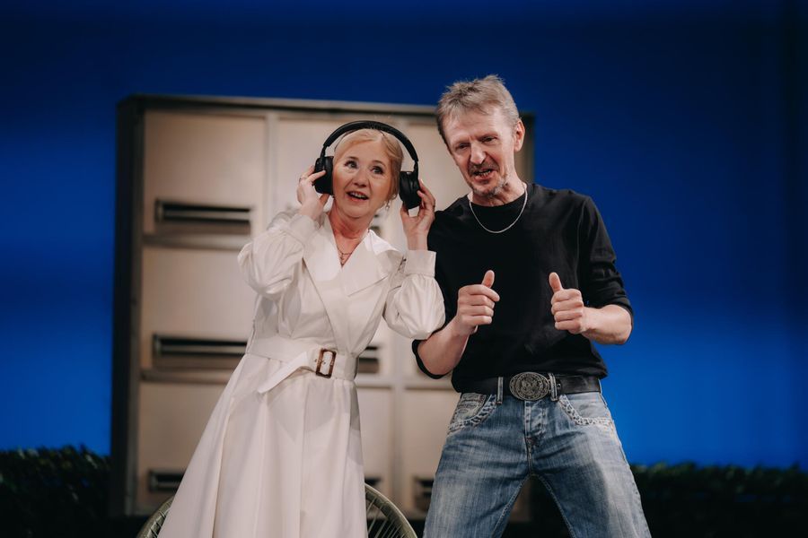 cerna-britska-komedie-mlady-humble-slibuje-humor-emoce-i-skvely-herecky-koncert