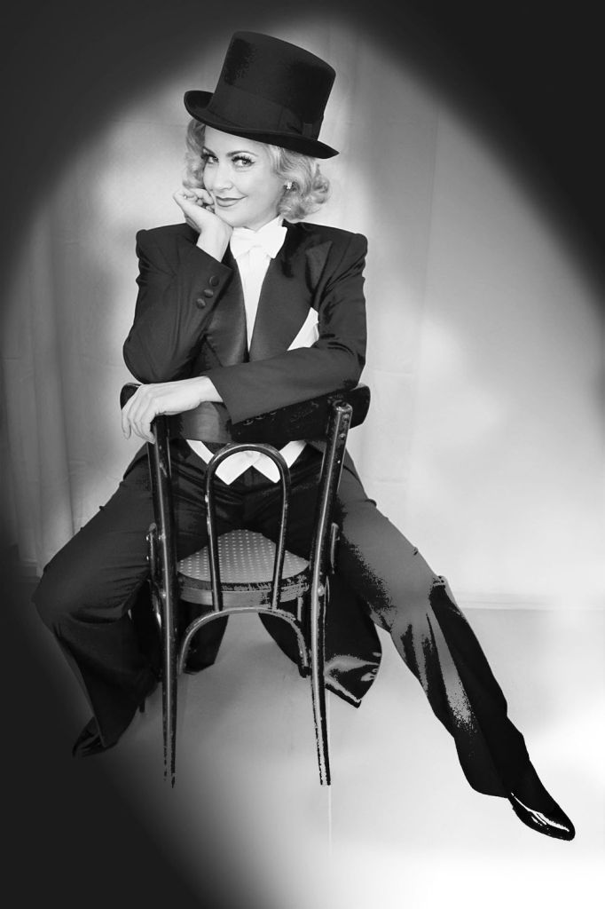 co-skryva-slavny-usmev-o-tom-jsou-fotografie-roberta-rohala-v-holesovske-kavarne-pepe