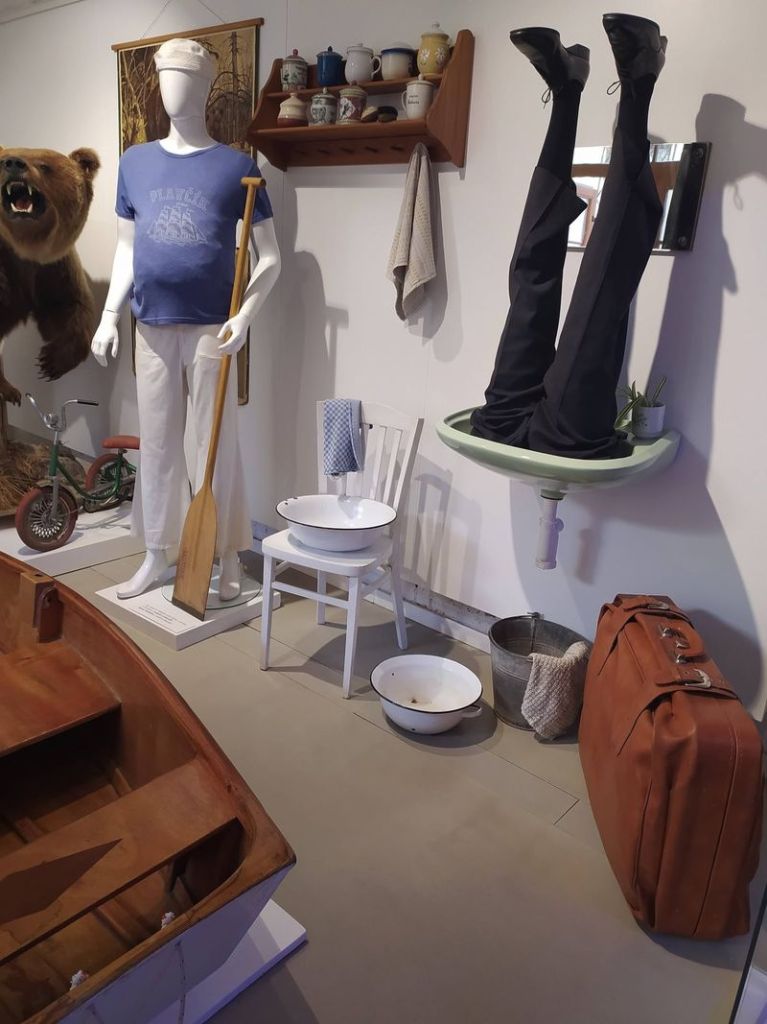 muzeum-kromerizska-zve-na-vystavu-kostymu-a-rekvizit-ze-serialu-a-filmu-scenaristy-milose-macourka