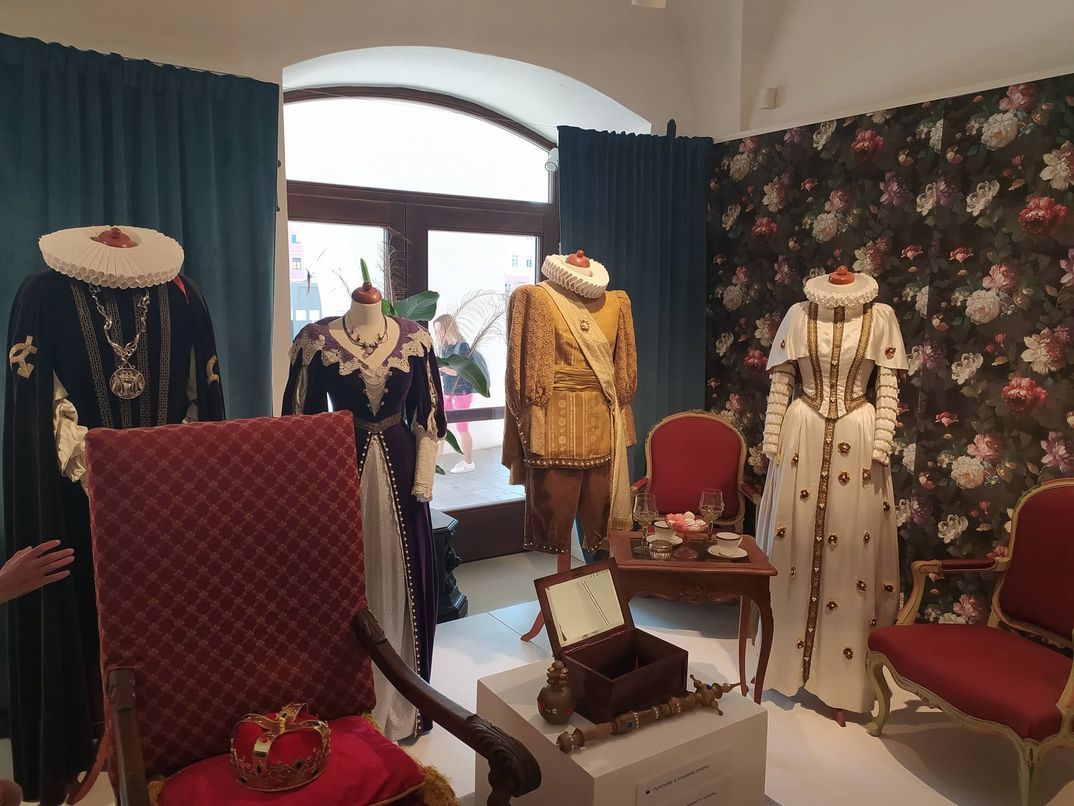 muzeum-kromerizska-zve-na-vystavu-kostymu-a-rekvizit-ze-serialu-a-filmu-scenaristy-milose-macourka