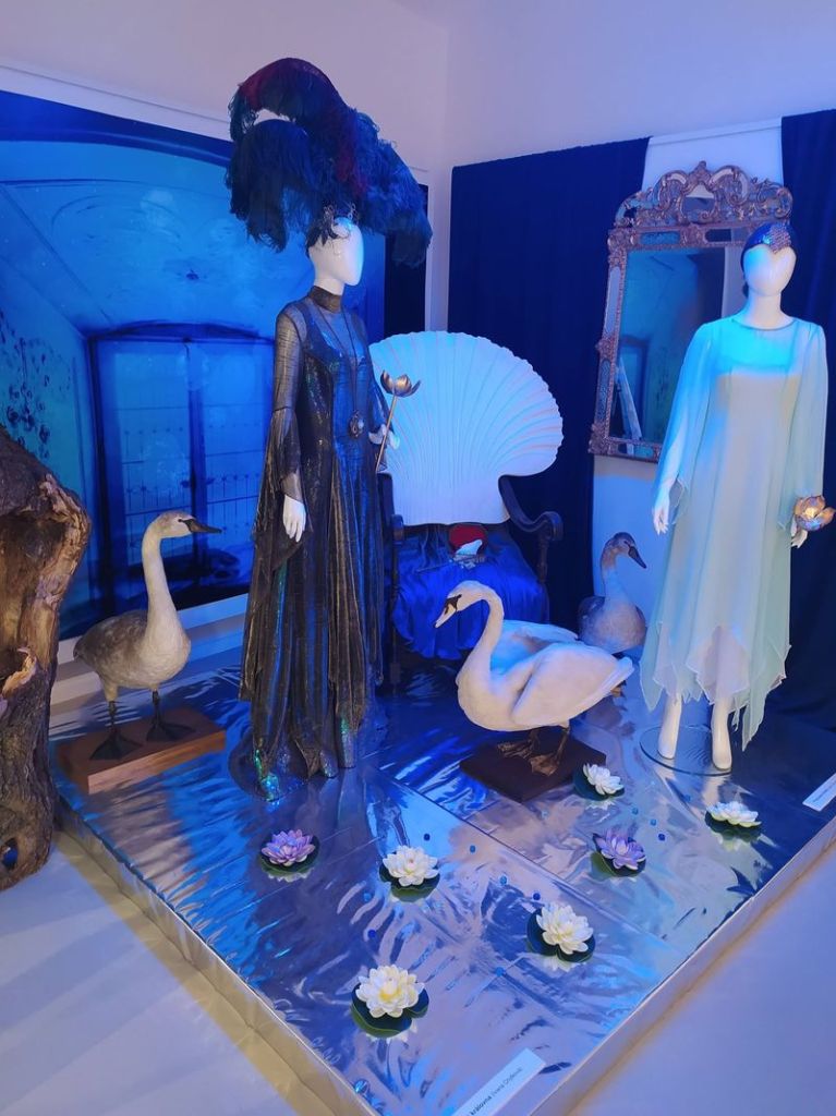 muzeum-kromerizska-zve-na-vystavu-kostymu-a-rekvizit-ze-serialu-a-filmu-scenaristy-milose-macourka