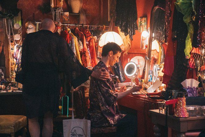 montrealska-drag-scena-oziva-ve-filmu-solo-blystivou-atmosferou-i-emocionalnim-pribehem