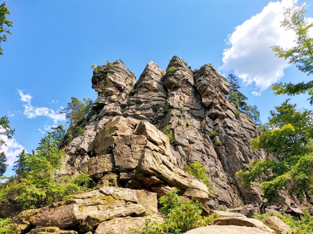 kde-sklo-vypravi-sve-pribehy-zive-remeslo-historicke-poklady-i-krajina-se-stopami-huti