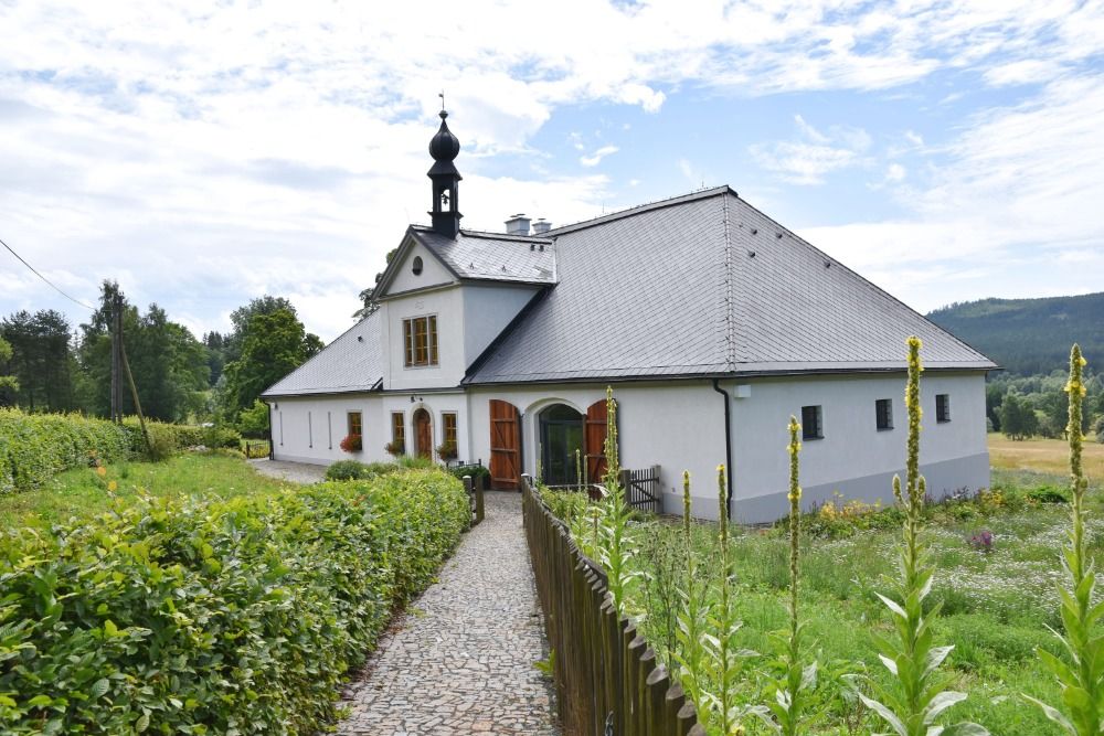 kde-sklo-vypravi-sve-pribehy-zive-remeslo-historicke-poklady-i-krajina-se-stopami-huti
