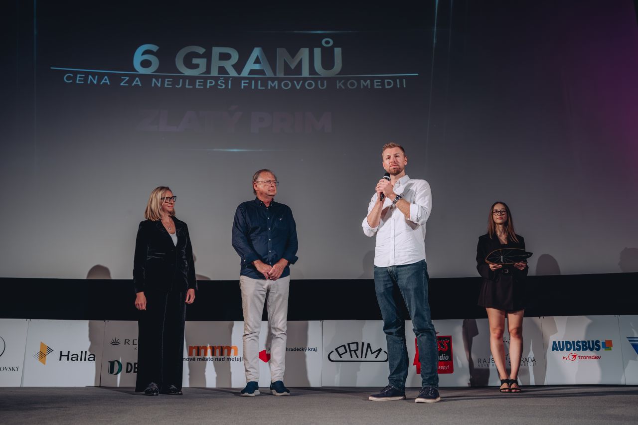 6-gramu-zari-v-novem-meste-nad-metuji-komedie-miroslava-ondruse-ziskala-zlaty-prim-i-tri-herecke-ceny