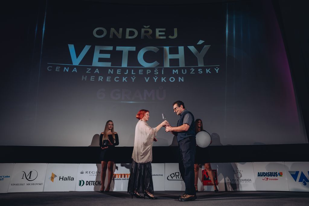 6-gramu-zari-v-novem-meste-nad-metuji-komedie-miroslava-ondruse-ziskala-zlaty-prim-i-tri-herecke-ceny